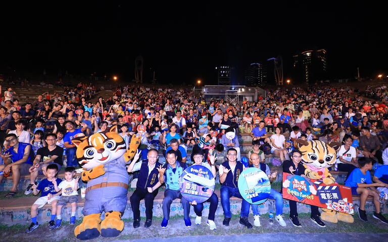 闭幕式现场超过2千民众参与