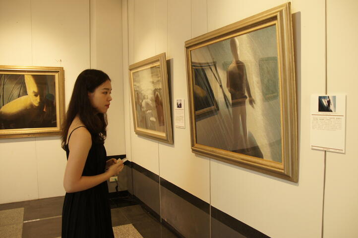 民众前来参观刘耕谷创作展