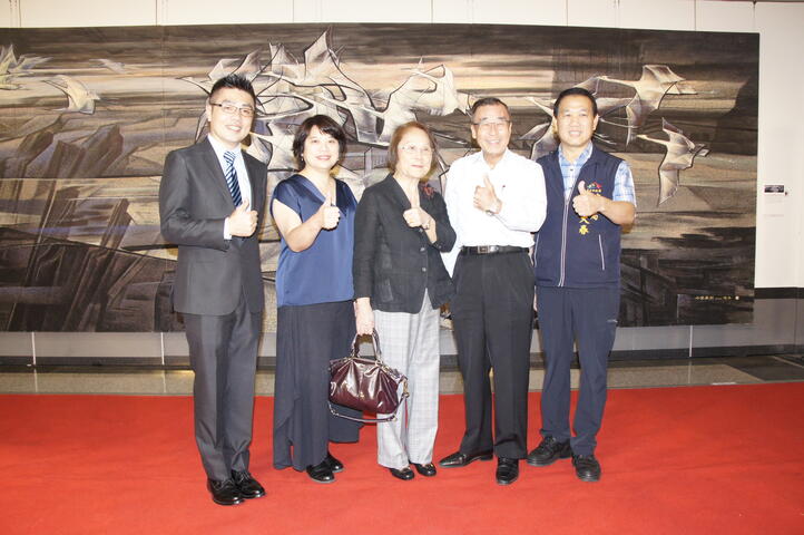 前总统府资政廖了以-右2-特来参观刘耕谷纪念展-并向刘耕谷夫人刘黄美惠-中-长女