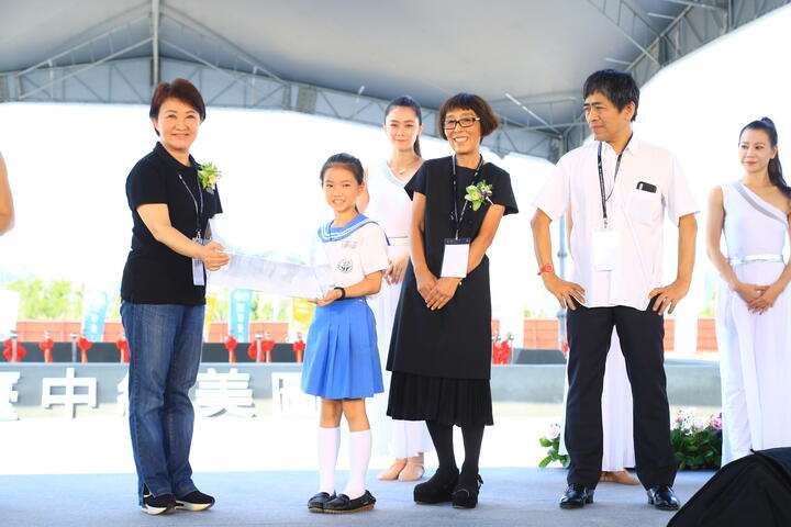 卢市长将绿美图模型转赠给文山国小学生代表-象徵教育与文化的传承