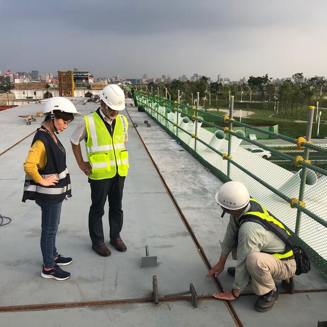 建设局长视察桥梁钢床钣吊装情形