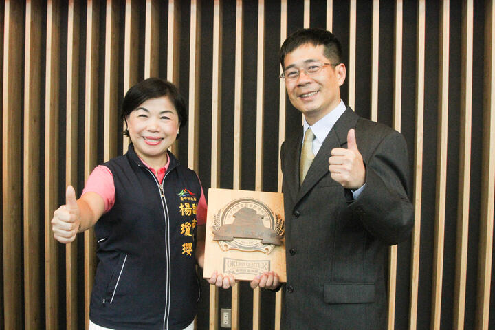 杨副市长与新任理事长合影