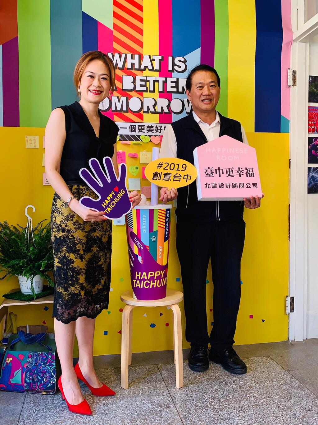 2019创意台中-文化局长张大春偕同策展人北欧设计顾问公司廖佳玲总监到场关心民众参观情形