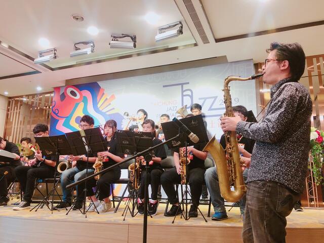 由李承育老师改编-金曲奖新科得主谢明谚与台中青少年爵士乐团演奏-ta-ma-ka