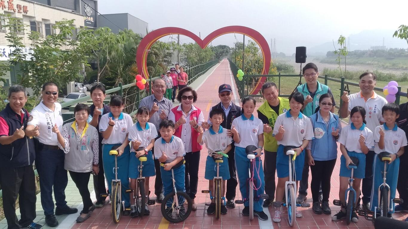 爱心拱门好吸睛-草湖溪畔自行车道延伸启用