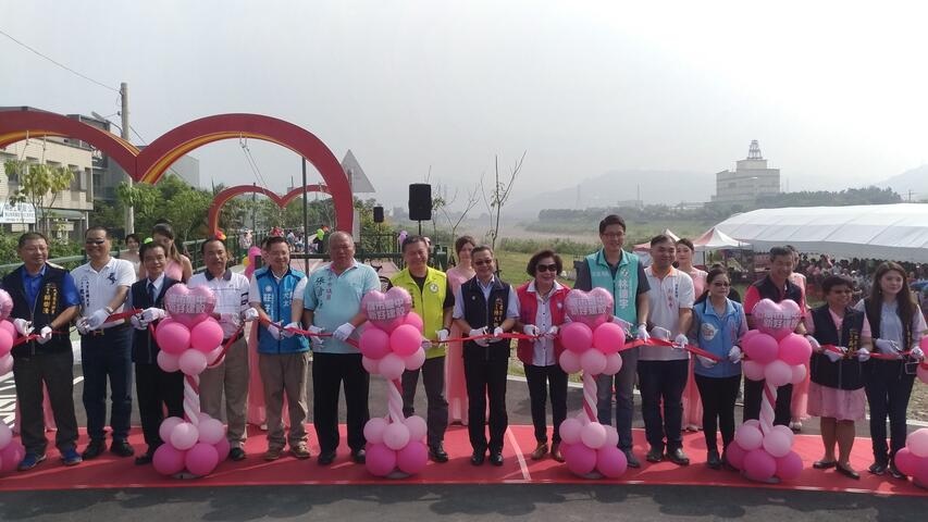 众人一同剪彩宣布正式启用