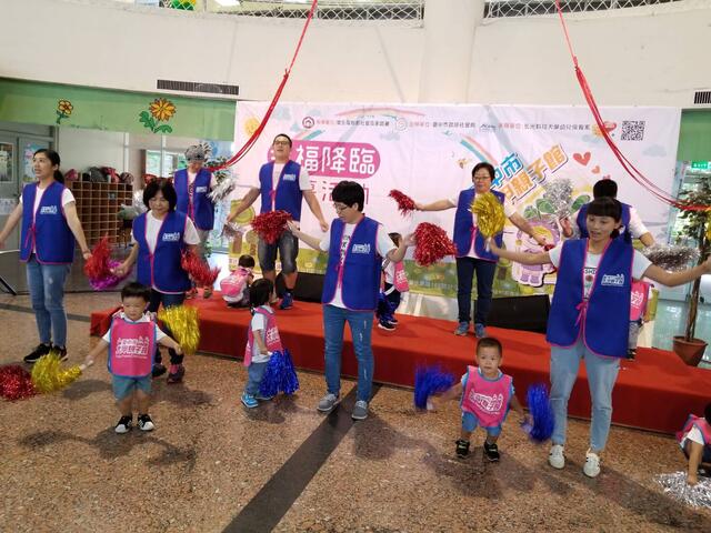 幼童跟着爸妈随音乐摆动-相当可爱温馨