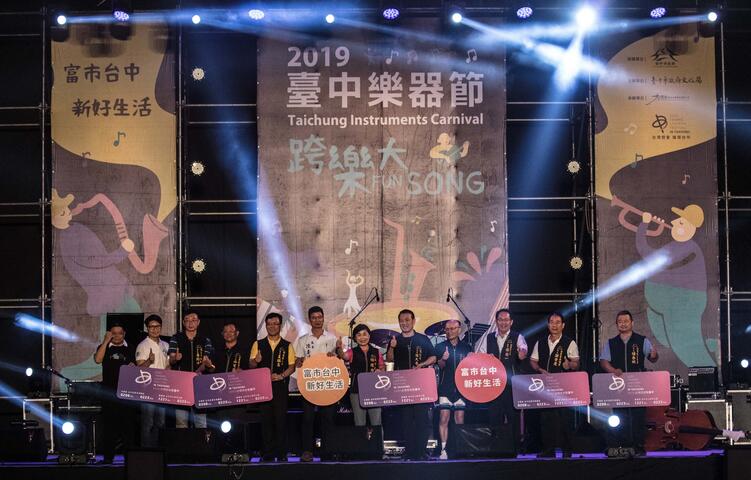 杨副市长出席开幕式-邀请民众共襄盛举