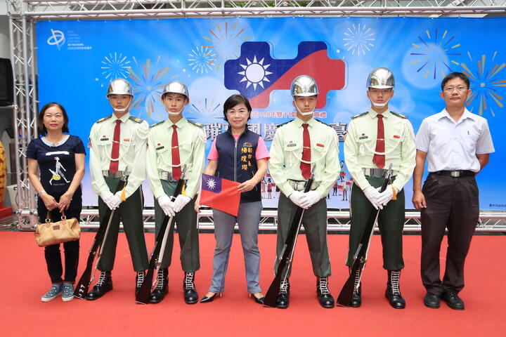 杨副市长与光华高工仪队合照