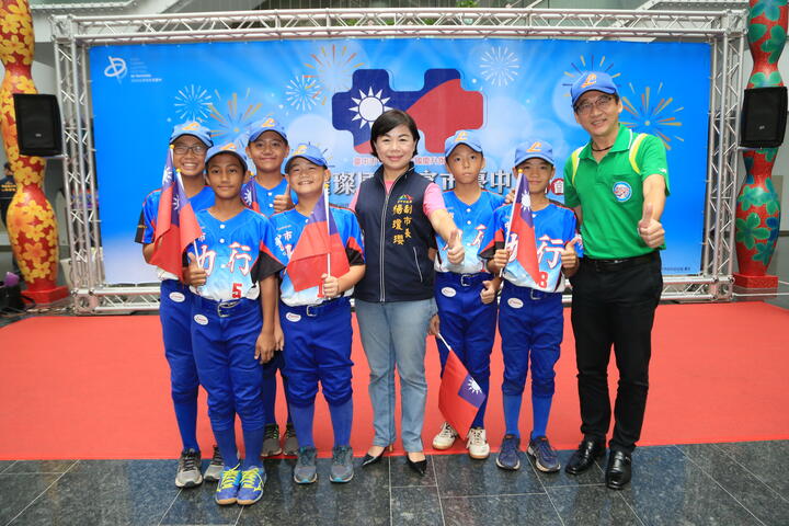 杨副市长与力行国小少棒队小朋友合照