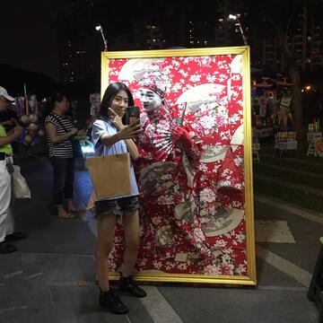 民众与街头艺人互动