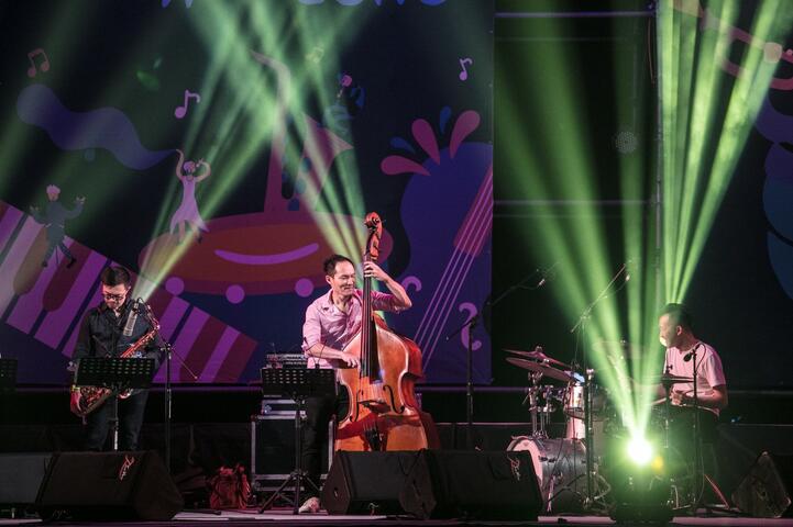 徐崇育-soy-la-ley古巴爵士乐团带领听众随着音乐遨游美国各个城市