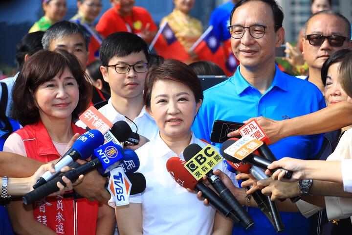 卢市长接受媒体访问