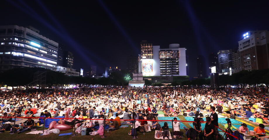 大小朋友坐在市民广场一起聆听浪漫爵士乐