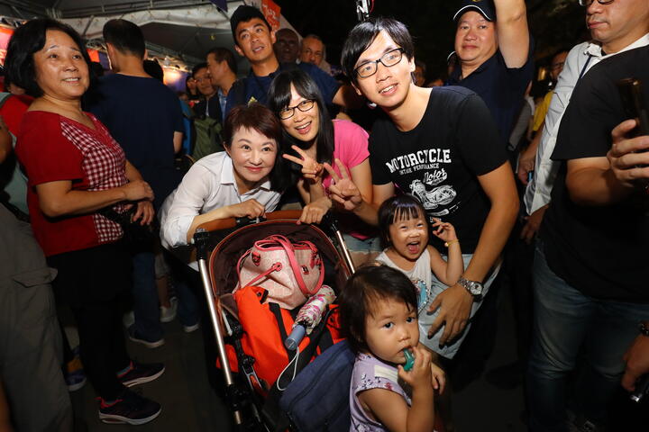 民众与卢市长合影自拍