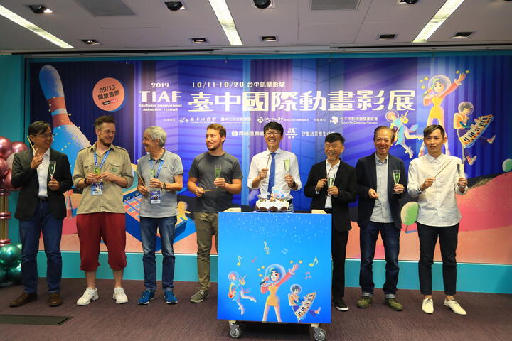 黃局長等人敲響玻璃杯-象徵以-音樂與聲音-為主題的影展正式開跑