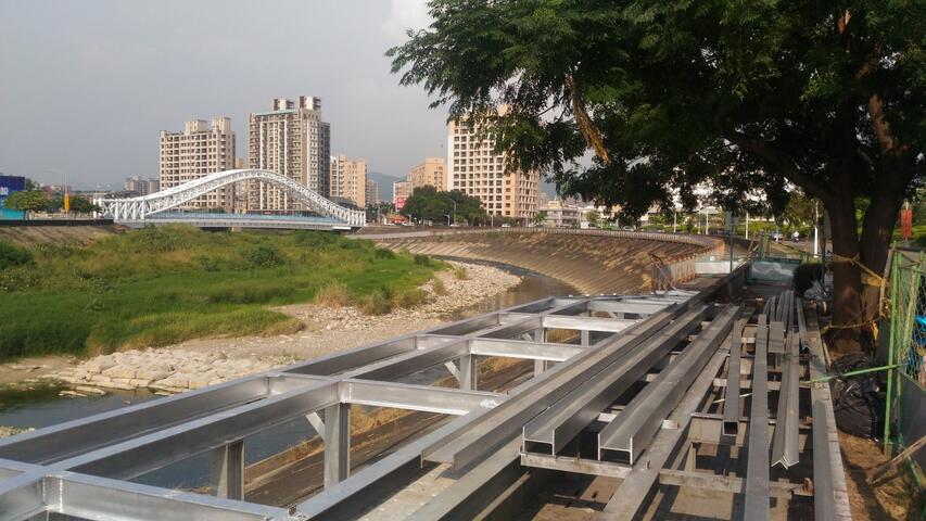 水景玫瑰公园旁平台施工照