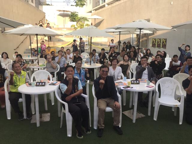 都发局长黄文彬-前排右-与在场来宾大合照