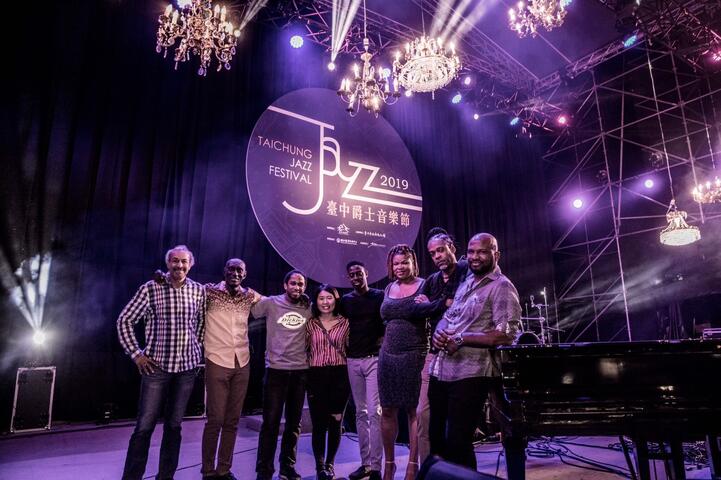 圣露西亚ronald-boo-hinkson用热情的节奏纾解星期一忧郁