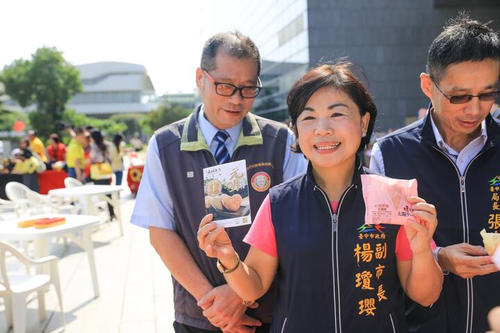 杨副市长走访各摊糕饼业者-品嚐糕饼美味