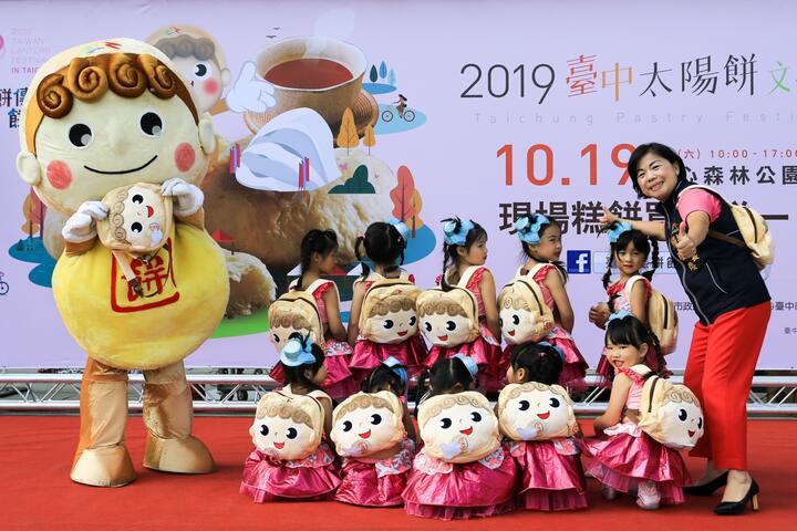 杨副市长与现场大小朋友一起背上-饼宝贝-背包