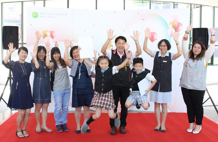 纖博館舉辦一日小館長體驗活動-兩位小朋友拿到證書後興奮地跳了起來-台中市纖維工藝博物館提供