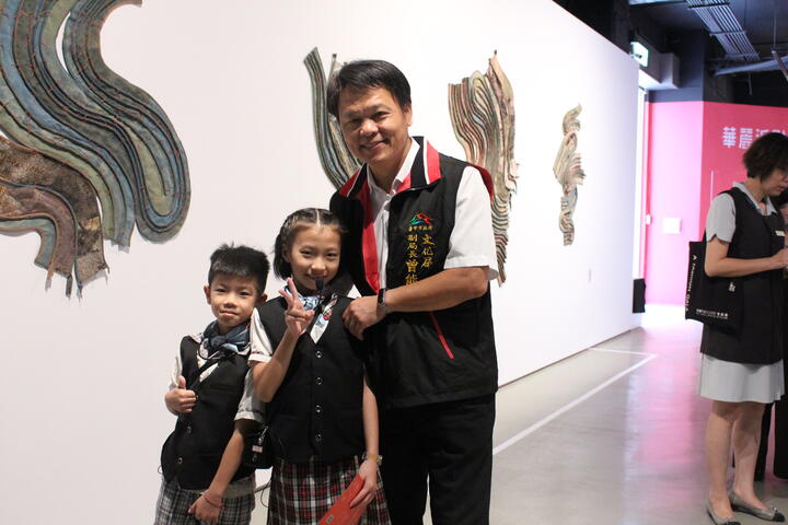 纖維工藝博物館一日小館長活動_文化局副局長曾能汀-大元國小美術班四年級沈子桓-賴菫妍合影-台中市纖維工藝博物館提供