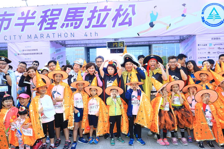 台中城市半程马拉松破万人参加 响应万圣节搞怪开跑