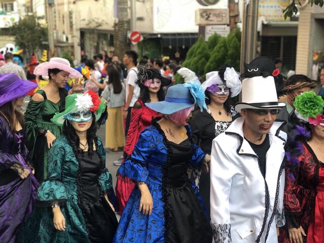 大家扮成各式角色-以吸睛造型漫步在東海藝術街區