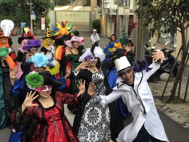 市府經濟發展局長張峯源化成-帥帥鬼-與民眾互動