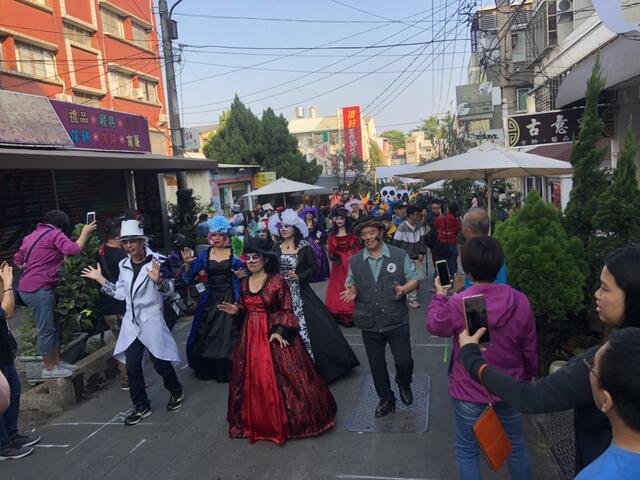 近200人變裝-結合音樂-舞步-一同歡慶藝術節