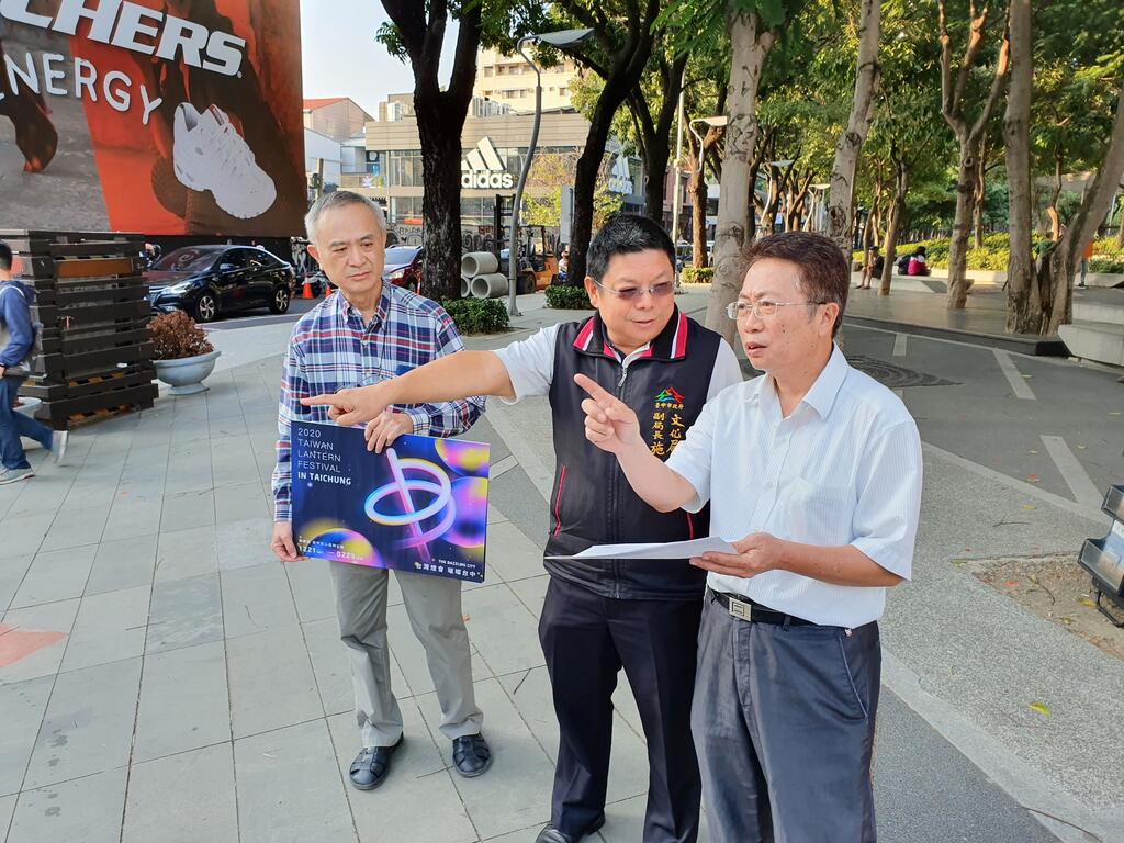 市府文化局副局長施純福昨-29-日下午至草悟道實勘-確認周邊交通狀況及路線-盼踩街活動圓滿成功