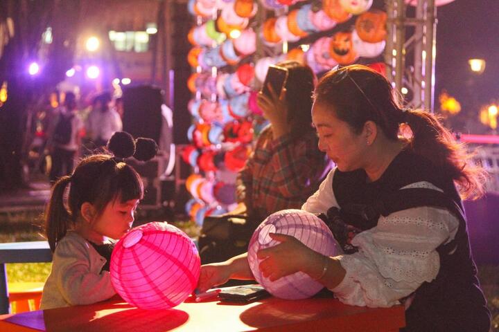 彩绘彩绘灯笼-挂上花灯墙-全民一起参与完成更有意义