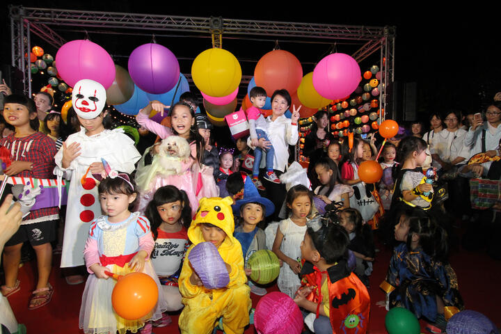 今日点灯适逢万圣节-卢市长也特别邀请有变装的大小朋友一起合照