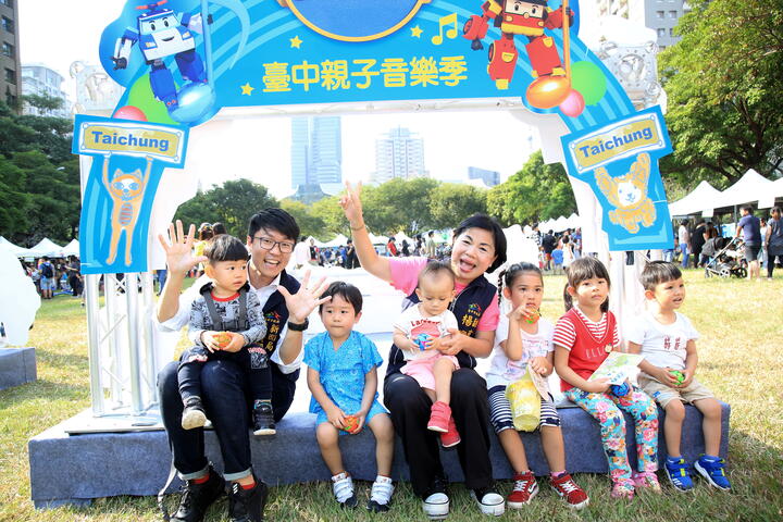 副市长杨琼璎-新闻局长黄国玮与现场小朋友一起玩耍