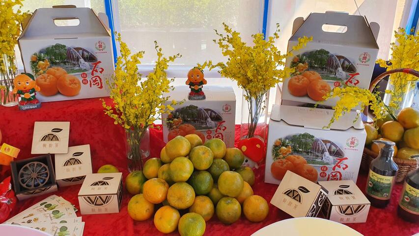 記者會現場展示當季水果