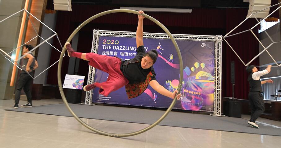 街头艺人-狂梦艺术lit-art-精采表演令人目不转睛_0