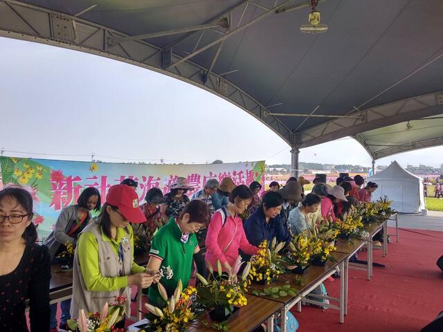 民众享受花艺体验