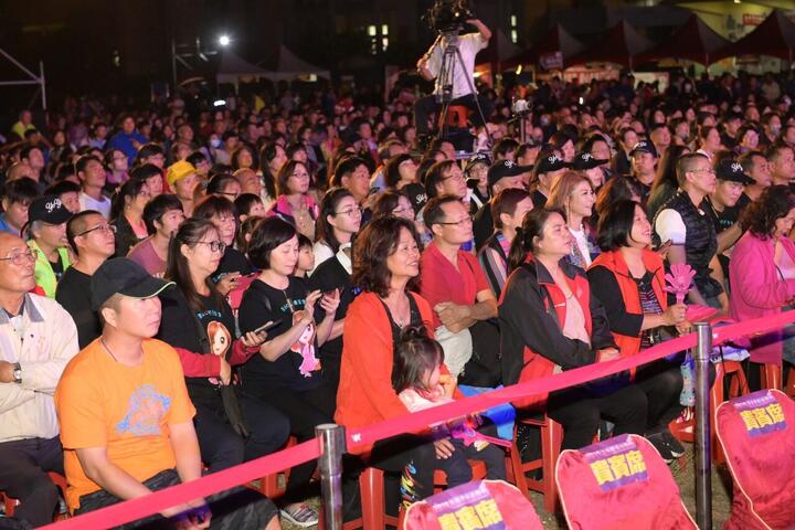 市民享受龙井音乐会好听的音乐