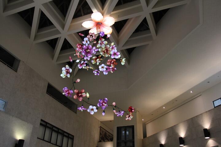 槿绽装置艺术夜晚点灯-晶莹璀璨-呈现梦幻光彩