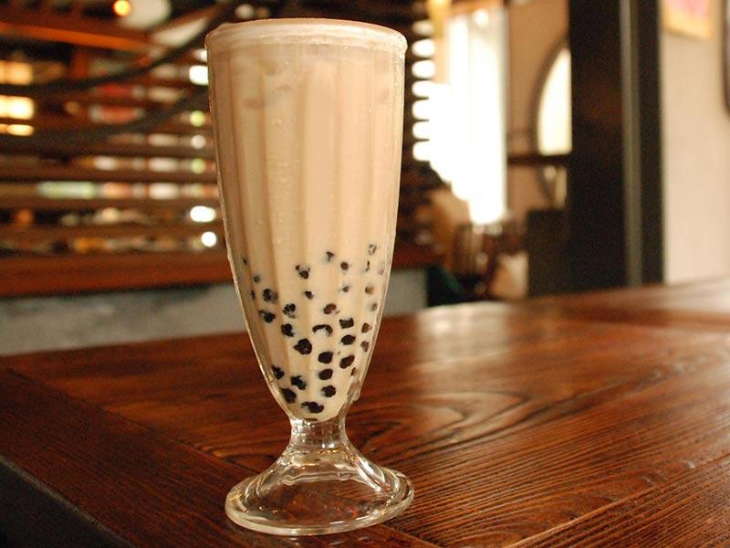 知名的老字号珍珠奶茶坐落精明一街及大隆路