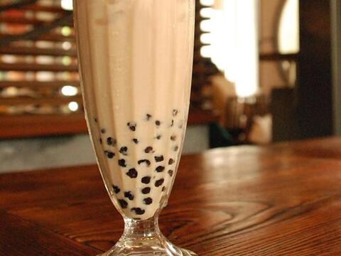 知名的老字号珍珠奶茶坐落精明一街及大隆路