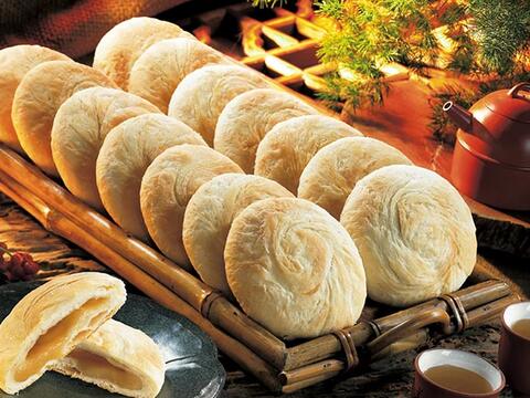 火车站附近的自由路商圈台中名产太阳饼店任君挑选