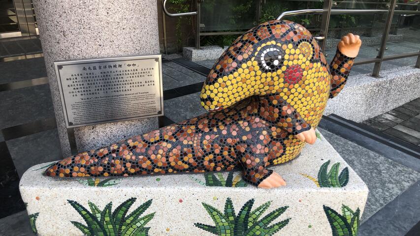 南屯区每年端午节由居民穿上木屐-用力踩踏地面发出-咖咖-巨大声响吵醒穿山甲-吉祥物也因此得名