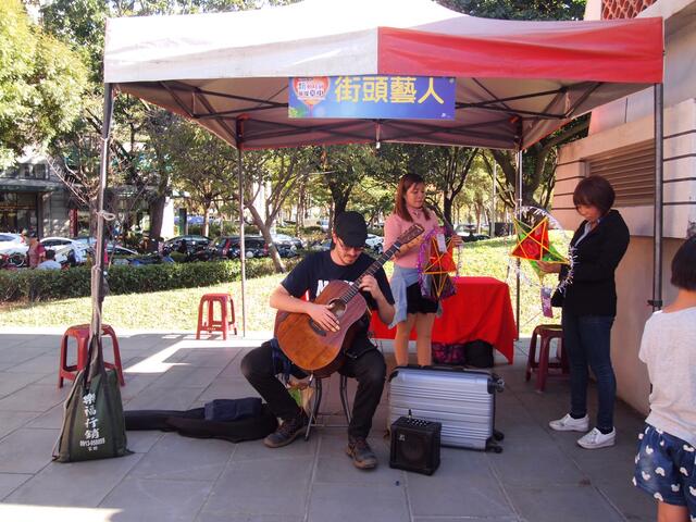 移民节庆祝活动街头艺人表演