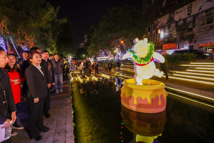 綠川景觀段有米奇-米妮-小熊維尼和他們的朋友共10座造型燈箱