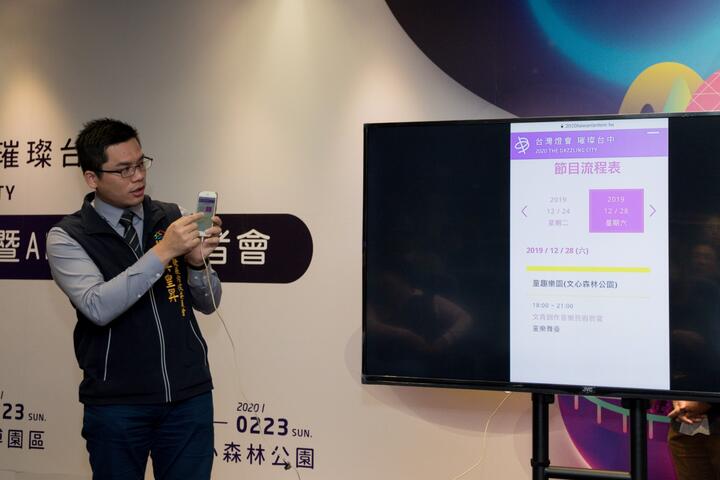 研考會吳主委現場親自操作