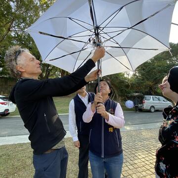 副市長楊瓊瓔體驗素人參與演出道具