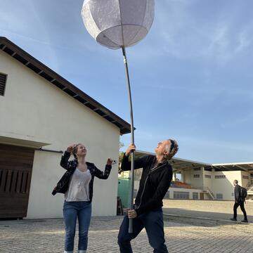 高空女演員卡琳-墨菲現場與導演比利艾爾文試舞花燈