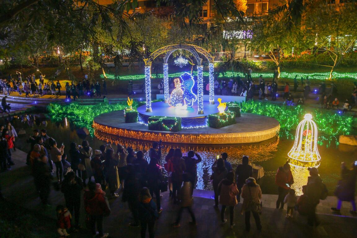 寒流擋不住-迪士尼超強魅力首周末吸引5萬人潮擠爆台中車站周邊